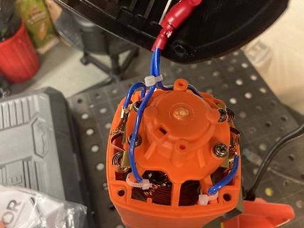 Elektromotor mit blauen Kabeln und Kupferwicklungen