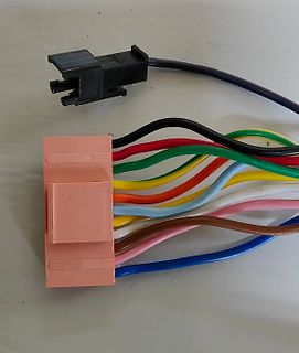 Bunter Kabelstecker mit schwarzem Anschluss