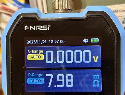 Display eines Fnirsi Multimeters mit Messwerten