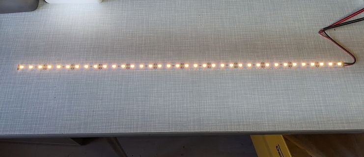 Leuchtende LED-Streifen auf Tischoberfläche