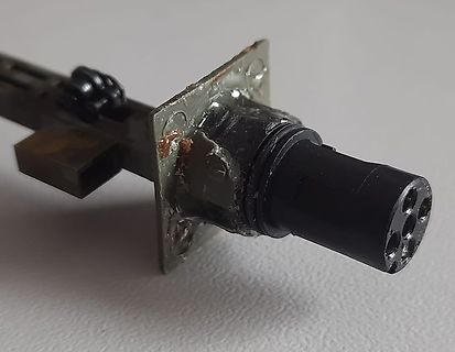 Nahaufnahme eines elektrischen Steckers mit Metallplatte