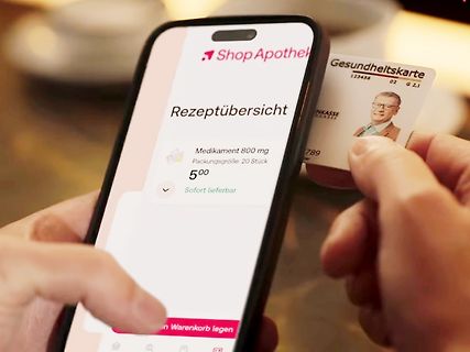 Hand hält Smartphone mit Rezeptübersicht und Gesundheitskarte