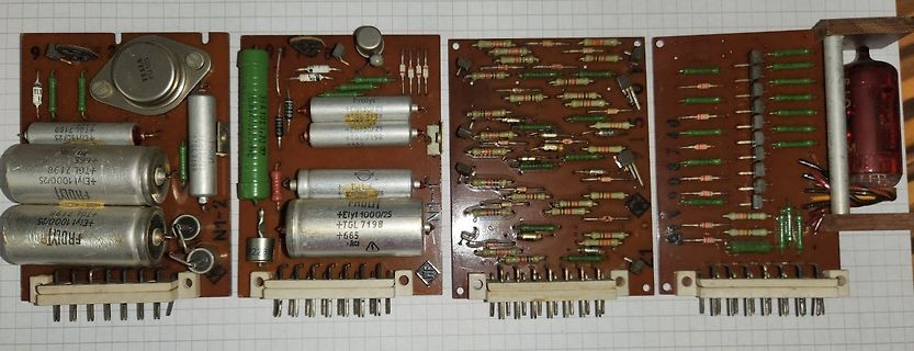 Vier Leiterplatten mit elektronischen Bauteilen