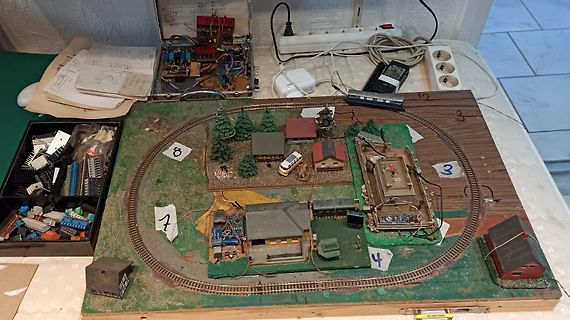 Modellbahnanlage mit elektronischen Komponenten