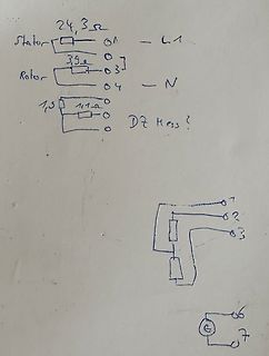 Handschriftliche Skizzen von Messwerten und Schaltplänen