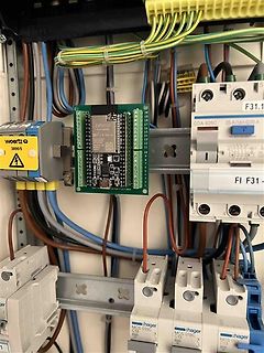 Elektroverteiler mit Mikrocontroller-Modul und Sicherungsautomaten