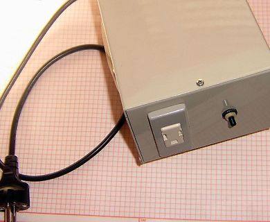 Gehäuse eines elektronischen Geräts mit Netzanschluss