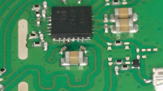 Nahaufnahme einer Leiterplatte mit SMD-Bauteilen
