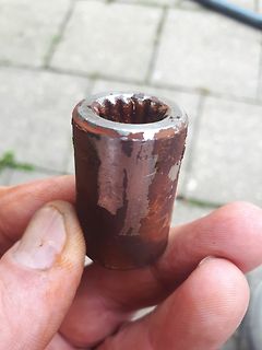 Metallisches Bauteil in einer Hand