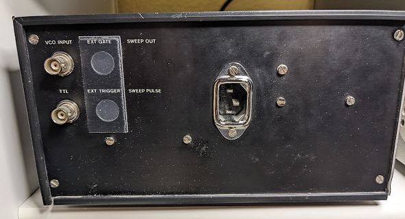 Rückseite eines Messgeräts mit Anschlüssen