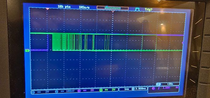 Oszilloskop-Display mit Signalverlauf