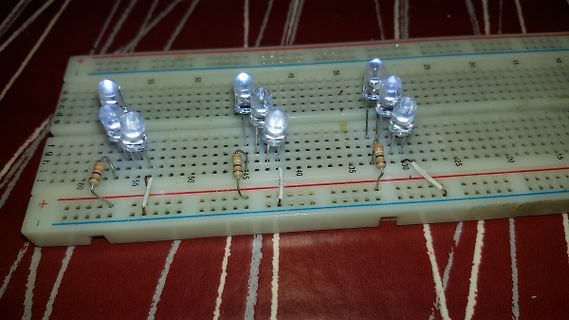 Aufbau mit LEDs auf einem Breadboard