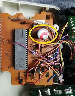 Geöffnete Elektronik mit Leiterplatte und Elektrolytkondensator