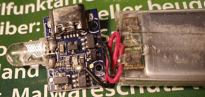 Geöffnete Elektronik mit LED und Akku