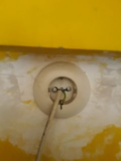 Draht in einer runden Wandöffnung