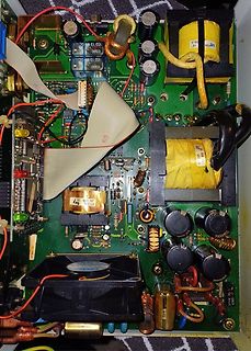 Innenansicht eines Netzteils mit Leiterplatten und Bauteilen