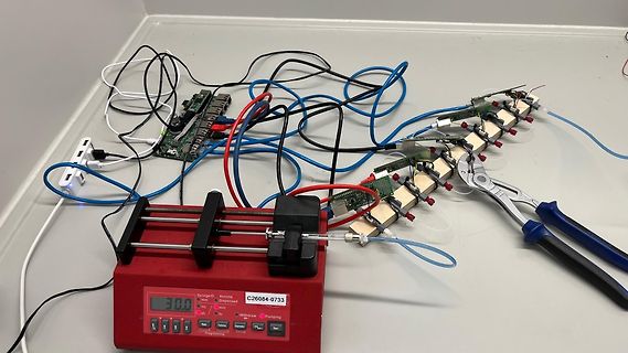 Versuchsaufbau mit Spritzenpumpe und Mikrocontrollern