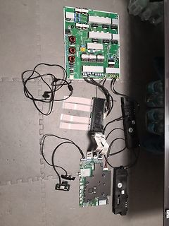 Mehrere Leiterplatten und elektronische Komponenten auf grauem Untergrund