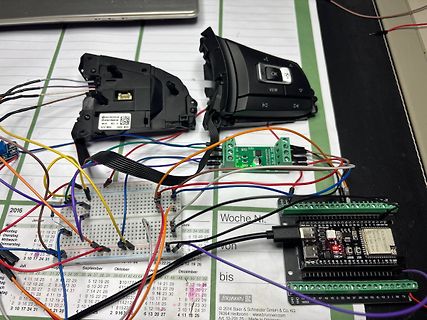 Elektronik-Aufbau mit Mikrocontroller-Boards und Kabeln