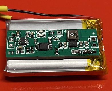Leiterplatte auf Akku mit elektronischen Bauteilen