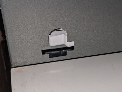 Ausschnitt einer Metalloberfläche mit Aussparung