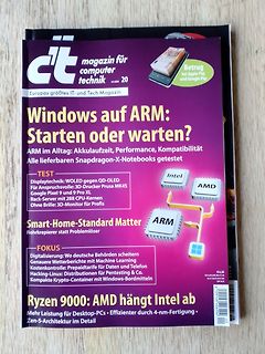Computermagazin c't auf einem Holztisch