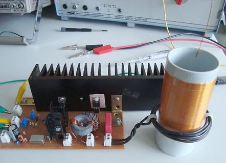 Elektronischer Aufbau mit Spule, Kühlkörper und Leiterplatte