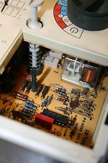 Nahaufnahme einer bestückten Leiterplatte mit elektronischen Bauteilen