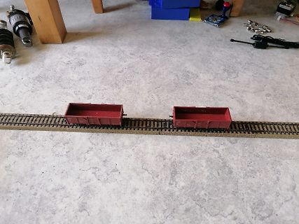 Modelleisenbahn Waggons auf Gleisen