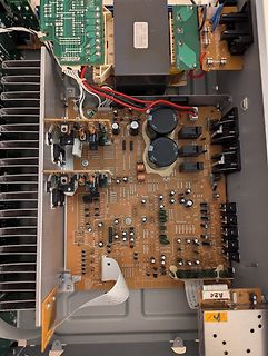 Innenansicht eines elektronischen Geräts mit Leiterplatten