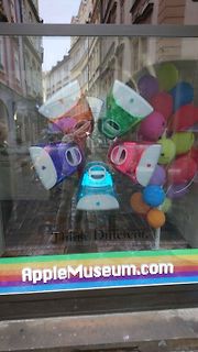 Schaufenster mit bunten Apple-Mäusen