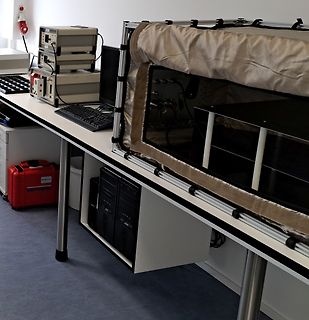 Messplatz mit Labornetzteil, Monitor und Handschuhbox