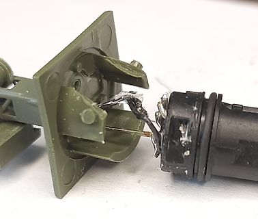 Defekter Stecker mit beschädigten Kabeln