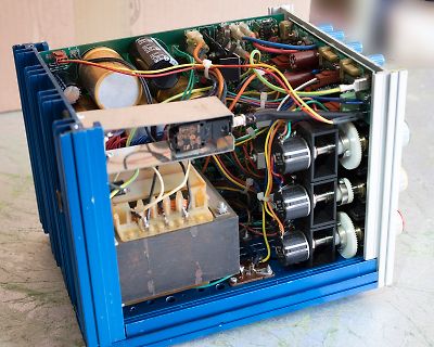 Innenansicht eines geöffneten Netzteils mit Bauteilen