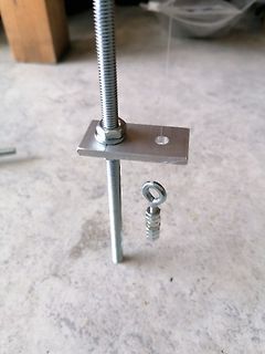 Gewindestange mit Metallplatte und Ösenschraube