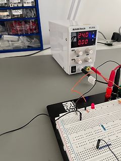 Elektronik-Versuchsaufbau mit Labornetzteil und Breadboard