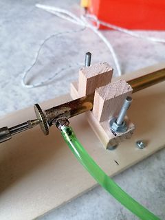 Aufbau mit Holzblock, Metallstange und Schlauch