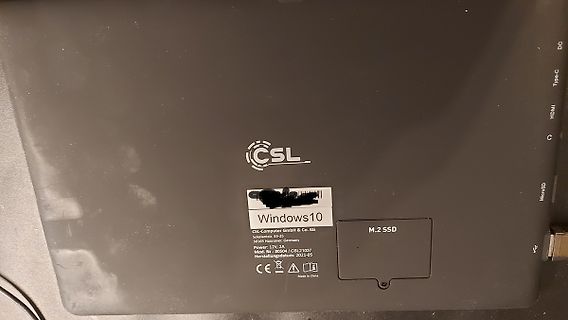 Unterseite eines Laptops mit Typenschild