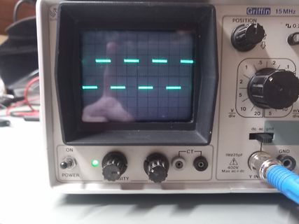 Abfotografiertes Oszilloskop mit horizontalen Linien