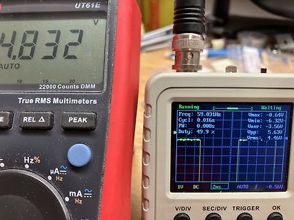 Multimeter und Oszilloskop auf einem Arbeitstisch