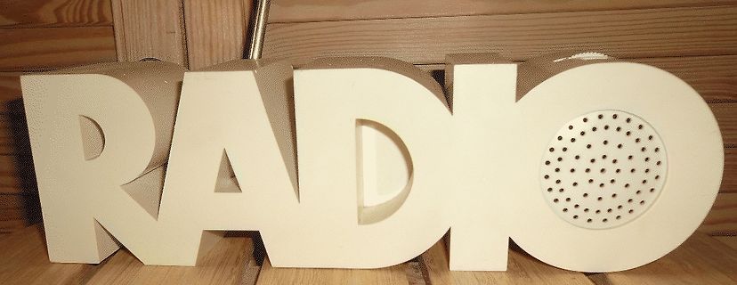 Holzbuchstaben mit der Aufschrift RADIO
