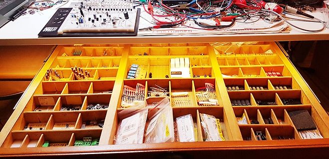 Werkstatt Schublade mit Elektronikbauteilen