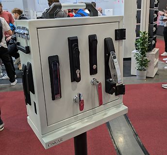 Ausstellungsstück mit verschiedenen Türgriffen