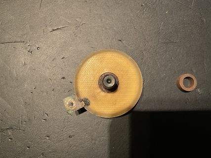 Einzelnes Bauteil auf dunklem Untergrund