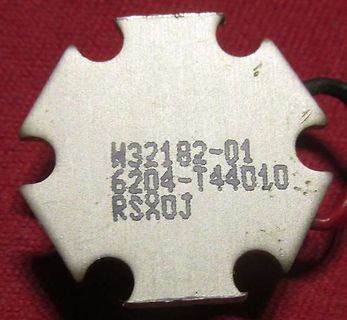 Metallisches Bauteil mit Typenbezeichnung