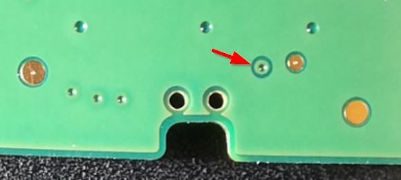 Detailaufnahme einer grünen Leiterplatte mit Durchkontaktierungen