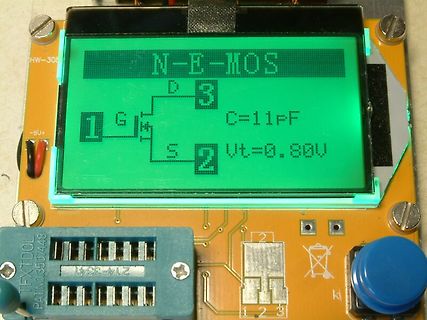 LCD-Display mit MOSFET-Symbol auf Leiterplatte