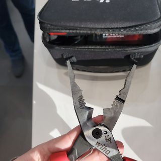 Wiha Kombizange in der Hand