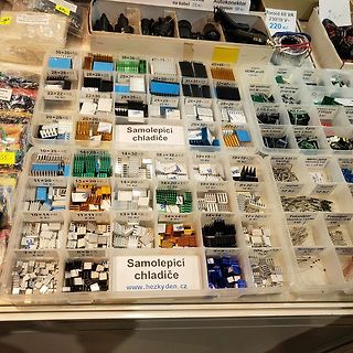 Sortimentsbox mit elektronischen Bauteilen und Kühlkörpern