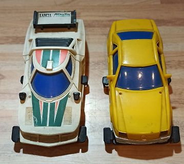 Zwei Spielzeugautos auf Holzuntergrund